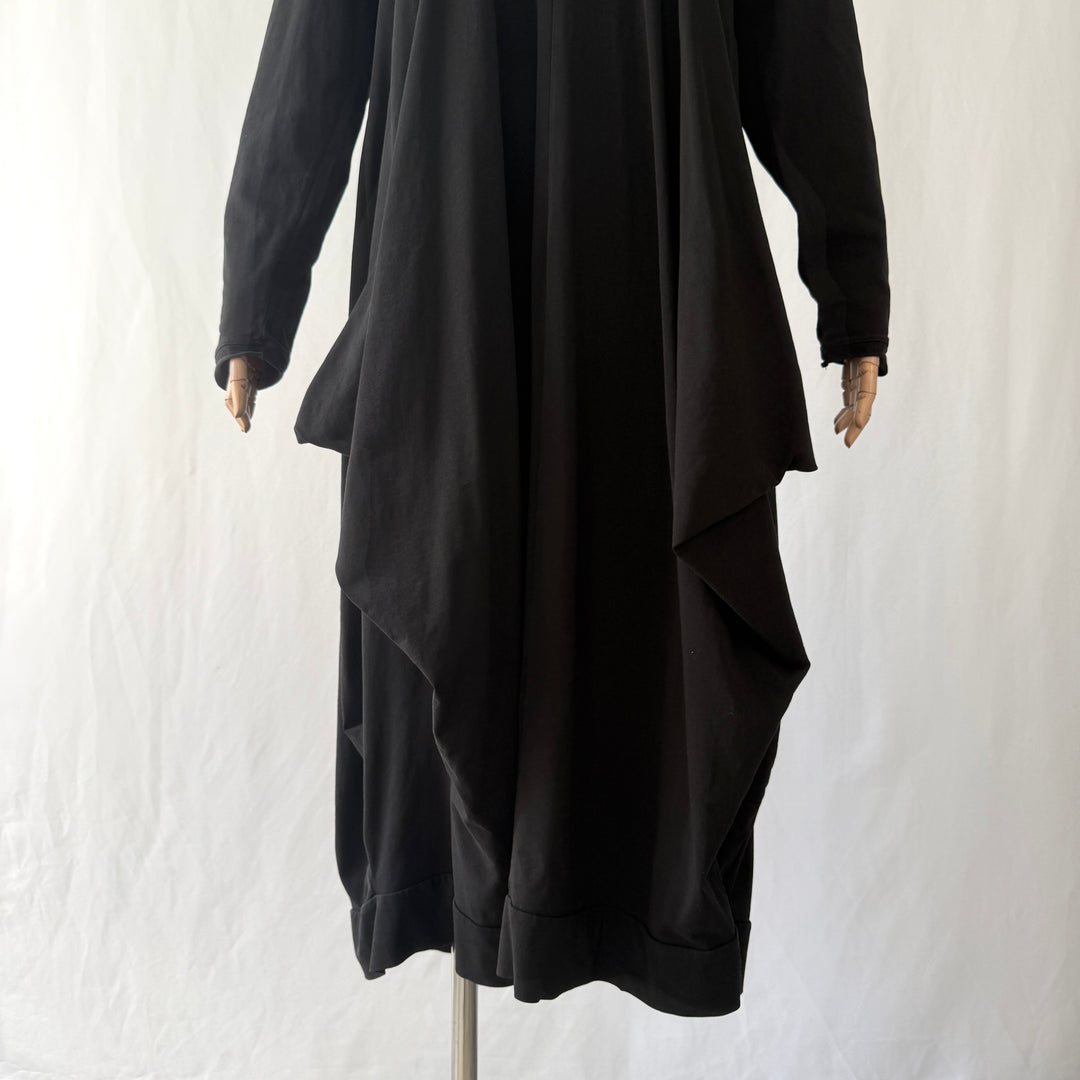Giovanna Guglielmi – “Working Over Time” black cotton dress