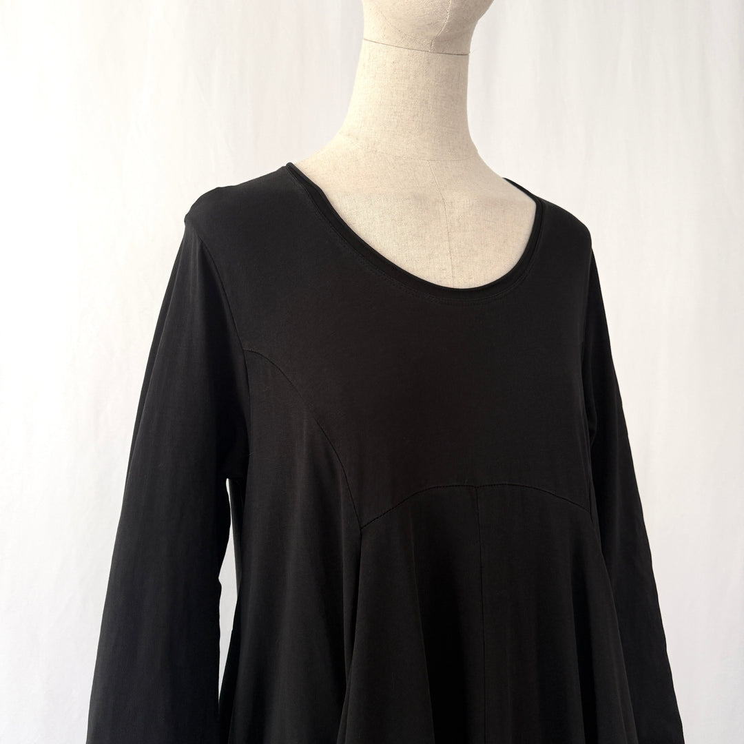 Giovanna Guglielmi – “Working Over Time” black cotton dress